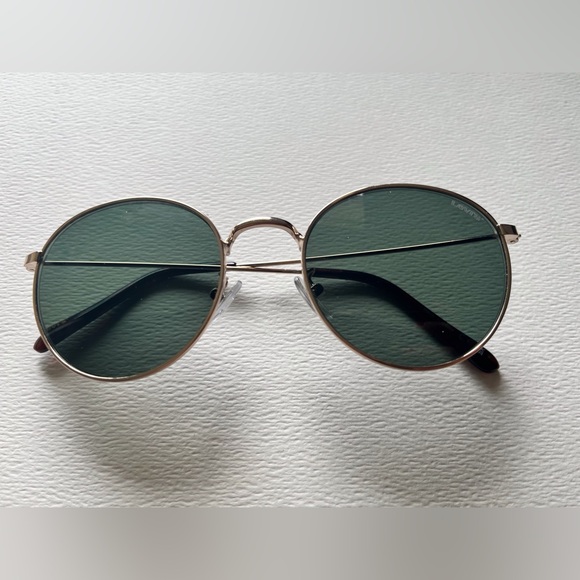Super cute rounded Levi’s sunglasses - Picture 3 of 7